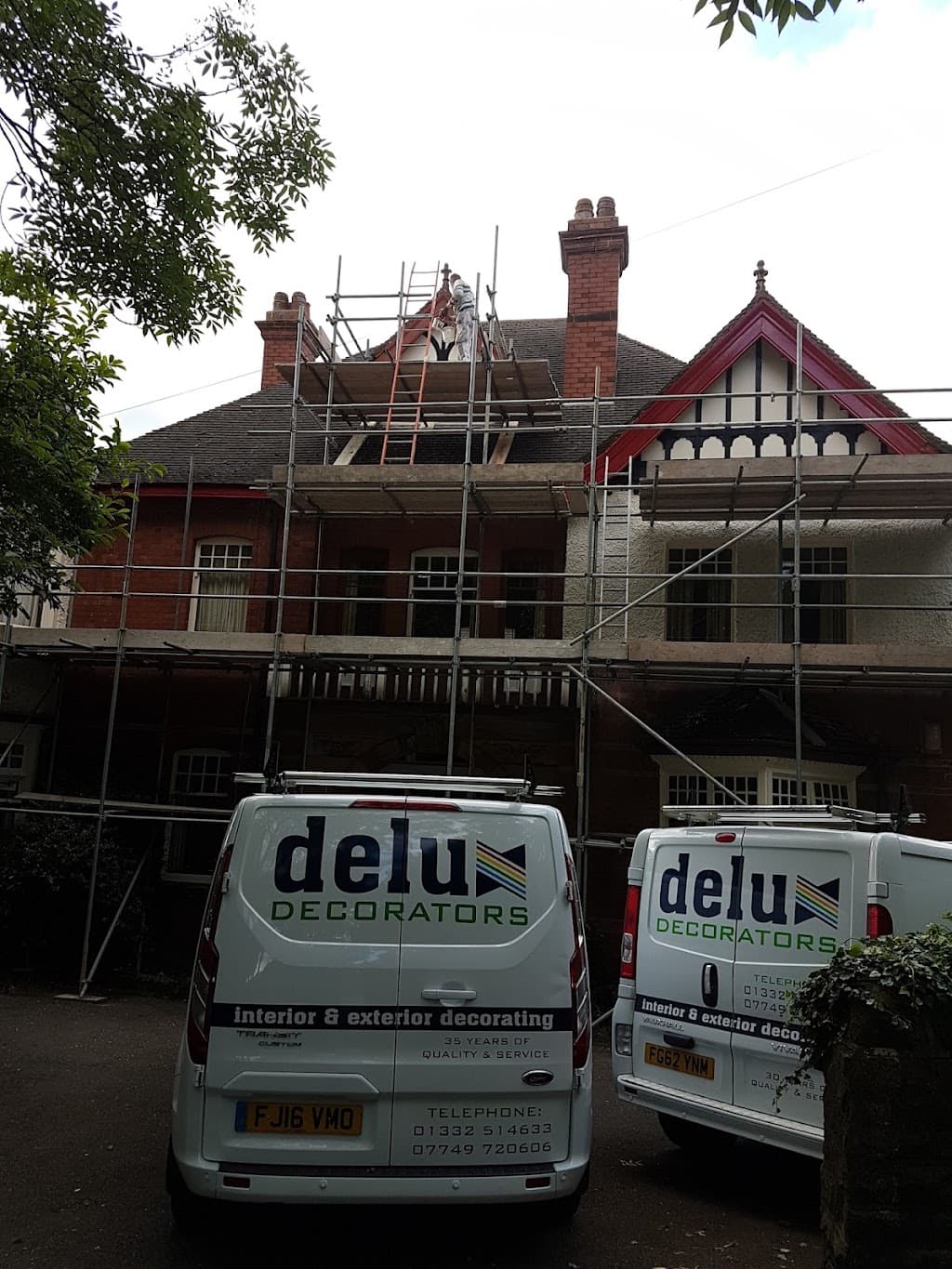 Deluxe Decorators